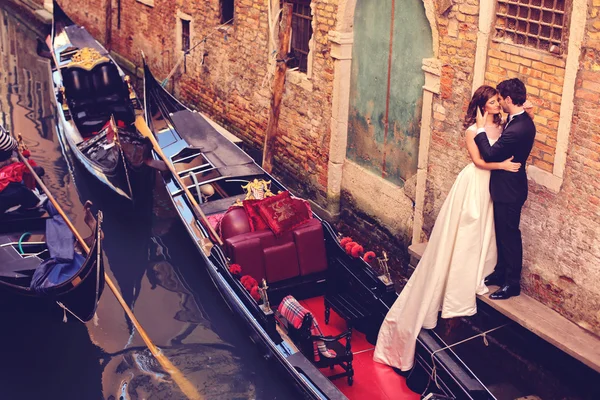 Bride and groom in Venice — Stock Photo, Image