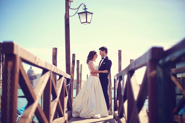 Bride and groom in Venice — Stock Photo, Image