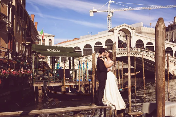 Bride and groom in Venice — Stock Photo, Image