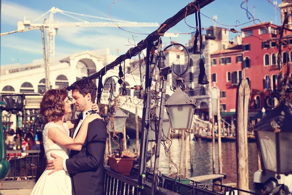 Bride and groom in Venice — Stock Photo, Image