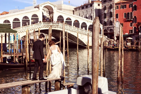 Noiva e noivo em Veneza — Fotografia de Stock