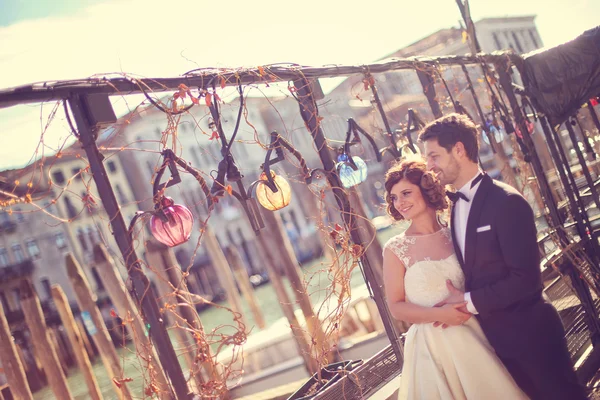 Bride and groom embracing in Venice — Stock Photo, Image