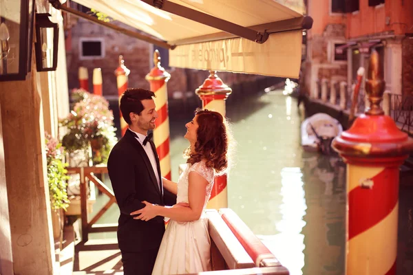 新娘和新郎在威尼斯 — 图库照片