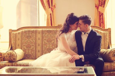 Gelin ve damat bir otel odasında