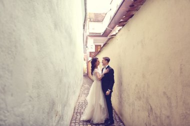 Gelin ve damat bir dar sokakta