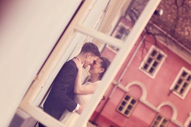 Gelin ve damat şehirde kucaklayan