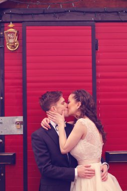 Gelin ve damat kırmızı kapı karşı