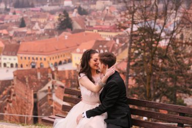 Gelin ve damat şehirde bir bankta oturmuş