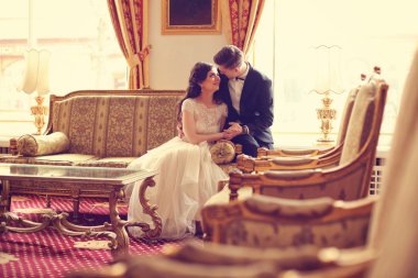 Gelin ve damat bir otel odasında