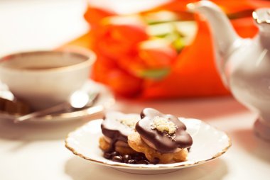 Lezzetli kek kahve ve Lale masada