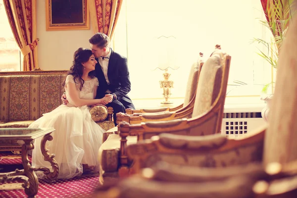 Bride and groom in a hotel room — Stock Photo, Image