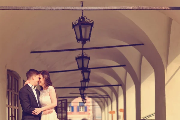 Bride and groom embracing in the city — Stock Photo, Image