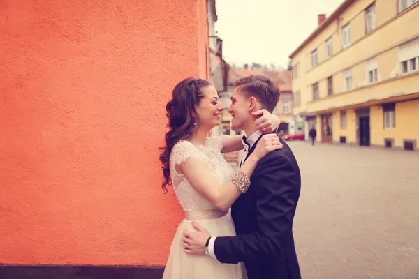 Sposa e sposo che si abbracciano in città — Foto Stock