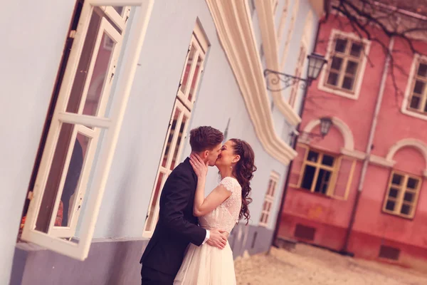 Bride and groom embracing in the city — Stock Photo, Image