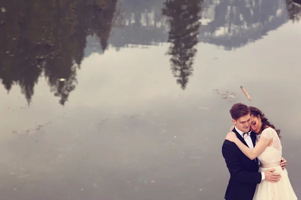 Наречений і наречений біля озера — стокове фото