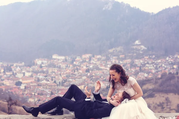 Bride and groom with many houses on background — Stock Photo, Image