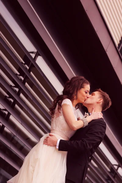 Bride and groom embracing — Stock Photo, Image