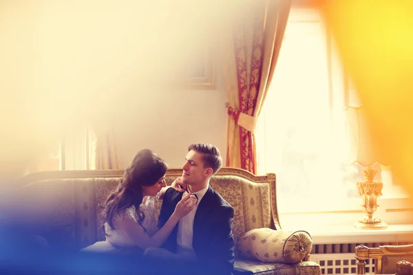 Sposo e sposo in una camera d'albergo — Foto Stock