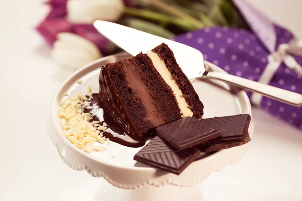 Schokoladenkuchen am Stand — Stockfoto