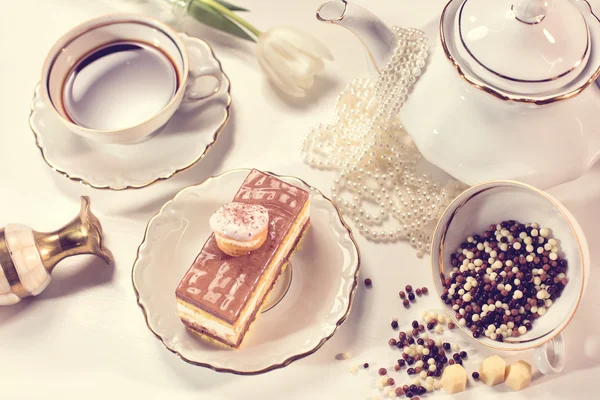 Tiramisu-Kuchen auf schön dekoriertem Tisch — Stockfoto