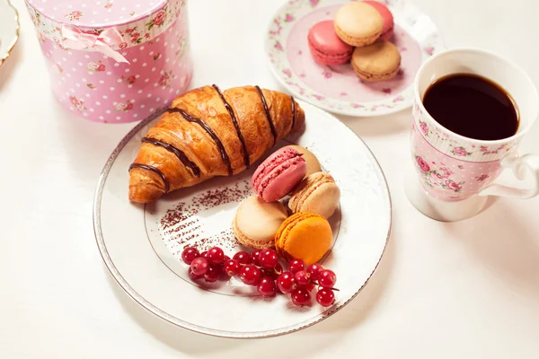 Croissant und Makronen — Stockfoto