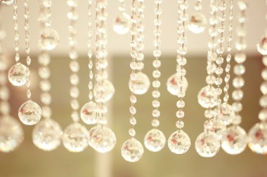 Güzel kristaller asılı