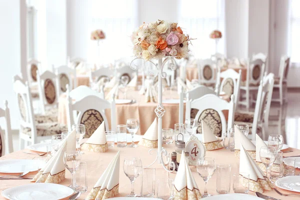 Hermoso ramo de flores de boda en la mesa — Foto de Stock