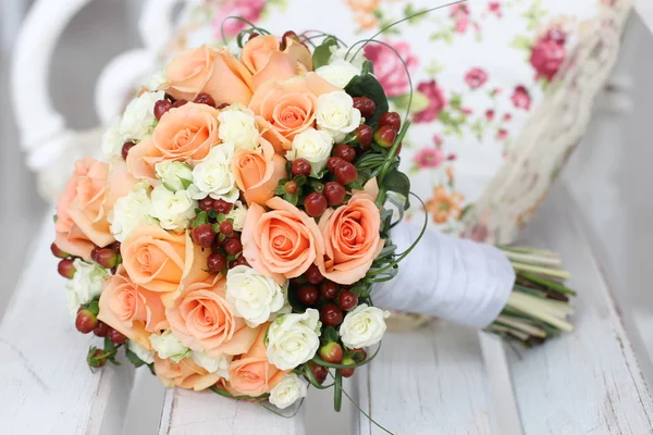 Bouquet of roses on a wooden bench — Stock Photo, Image