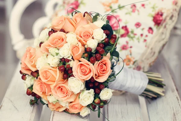 Bouquet of roses on a wooden bench — Stock Photo, Image