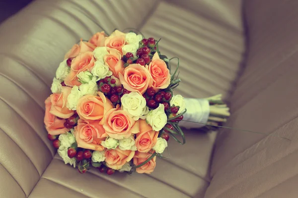 Beautifully decorated wedding table with flower bouquet — Stock Photo, Image