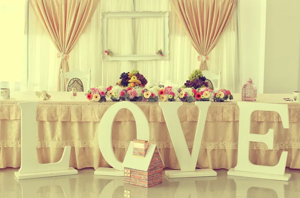 Beautifully decorated wedding table with big LOVE letters — Stock Photo, Image