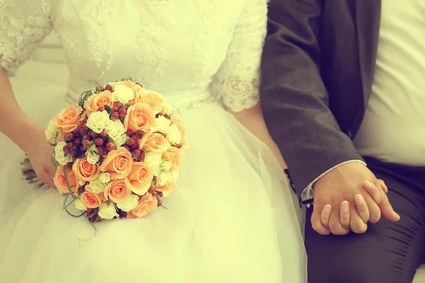 Νύφη κρατώντας την γαμήλια ανθοδέσμη από τριαντάφυλλα — Φωτογραφία Αρχείου