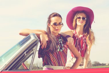 Retro vintage arabayla poz güneş gözlüğü ile güzel bayanlar