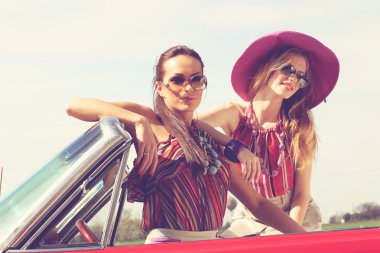 Retro vintage arabayla poz güneş gözlüğü ile güzel bayanlar