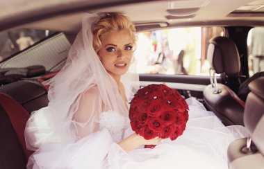 bir lüks araba gülümseyen gelin