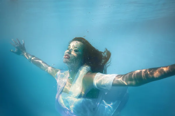 Chica bajo el agua en la piscina — Foto de Stock