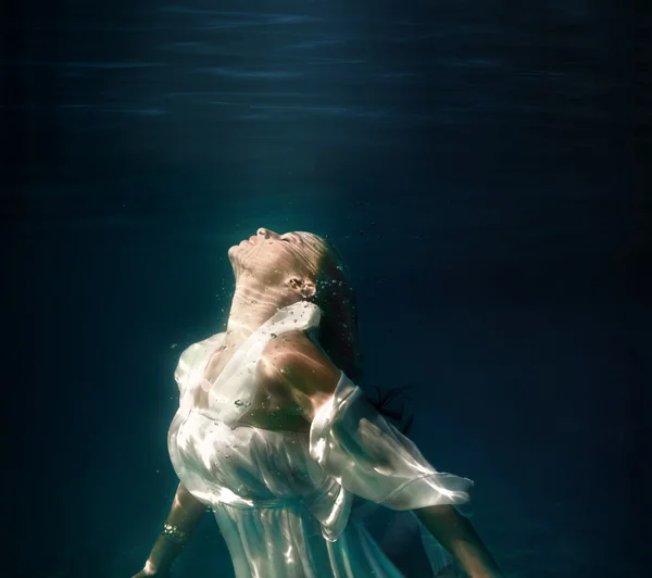 Underwater girl in swimming pool — Stock Photo, Image