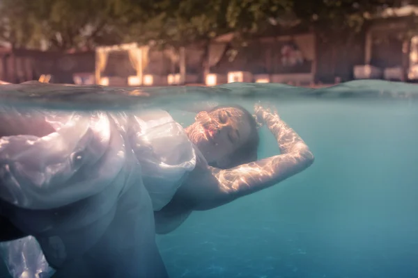 Ragazza subacquea in piscina — Foto Stock