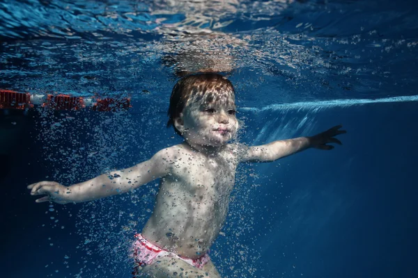 Bébé nageant sous l'eau — Photo