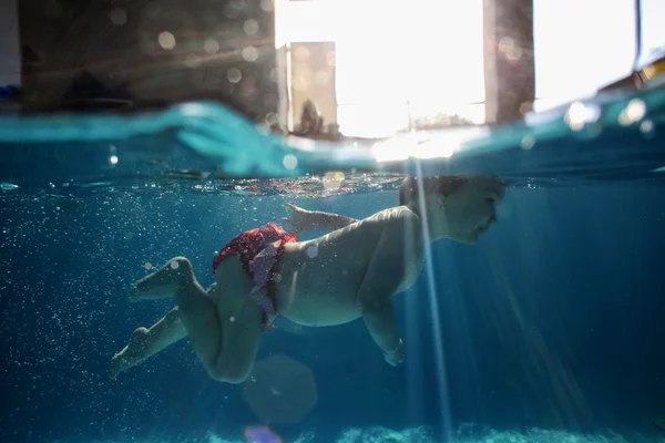 Bambino che nuota sott'acqua — Foto Stock