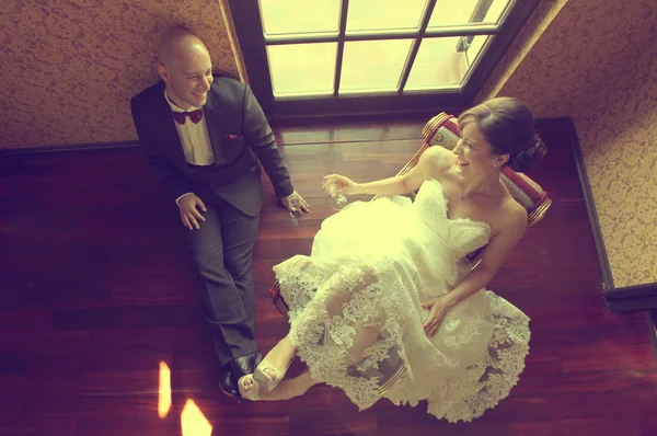 Наречена і наречений в день весілля сидять на підлозі — стокове фото
