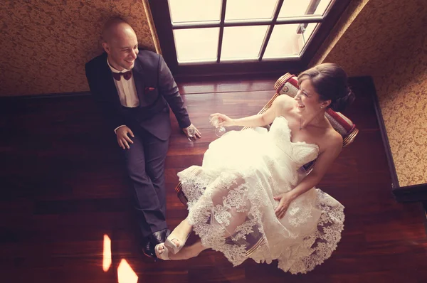 Bride and groom on their wedding day sitting on the floor — Stock Photo, Image