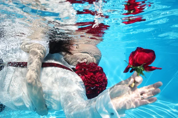 Novia y novio besándose bajo el agua — Foto de Stock