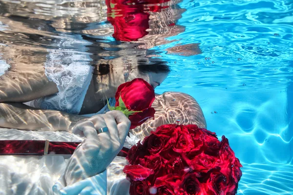 Novia y novio besándose bajo el agua — Foto de Stock