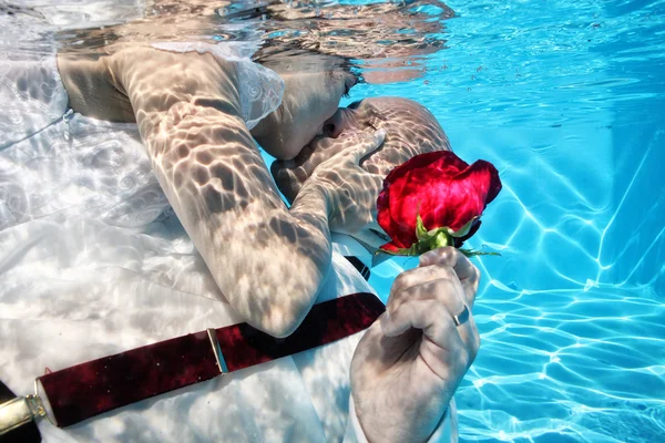 Bride and groom kissing underwater — Stock Photo, Image