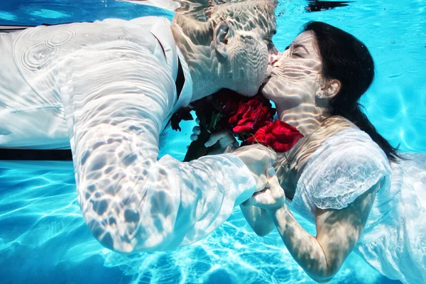 Novia y novio besándose bajo el agua —  Fotos de Stock