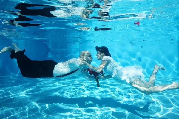 Novia y novio besándose bajo el agua — Foto de Stock