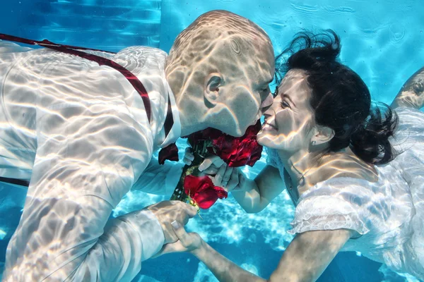 Mariée et marié baisers sous l'eau — Photo