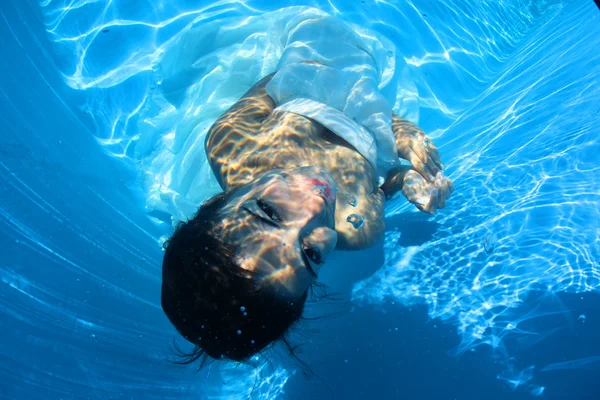 Fantasy bride swiming  underwater — Stock Photo, Image