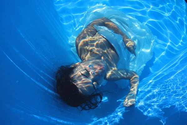 Fantasy bride swiming  underwater — Stock Photo, Image